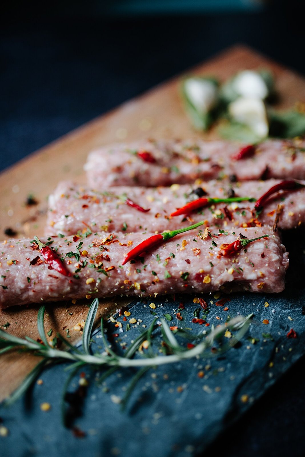 Carne con spezie pronta per la griglia